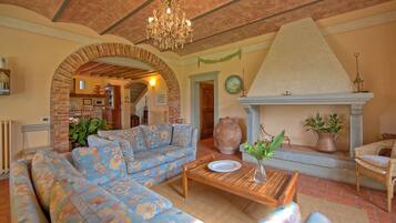 Villa panoramica, 5 camere da letto (Villa Fontine) | Soggiorno | TV a schermo piatto, caminetto, lettore DVD