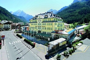 Exterior - Schloss Hotel & Club Dolomiti (Canazei)