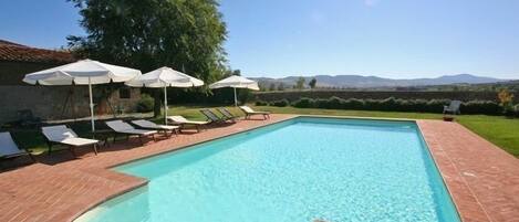 Kolam renang outdoor