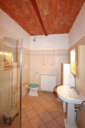Appartamento panoramico, 2 camere da letto (Pienza b) | Bagno | Doccia, asciugamani, carta igienica