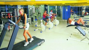 A gym with treadmills, stationary bikes, and weight machines. - Arinna Hotel (Manavgat)