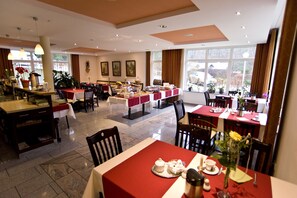 Daily buffet breakfast for a fee - SCHROEDERS Stadtwaldhotel (Trier)