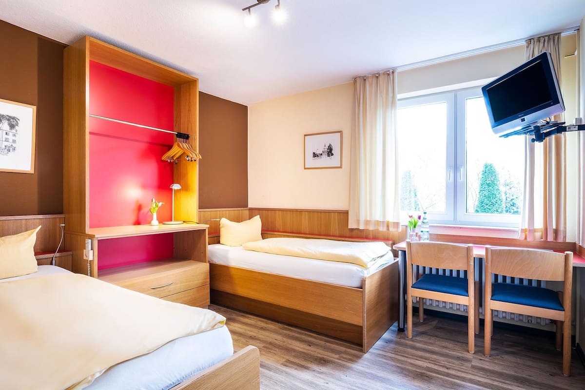 Camera Standard con 2 letti singoli | 1 camera, biancheria da letto di alta qualità, una cassaforte in camera