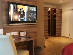 Deluxe Double Room, 1 Queen Bed | Room amenity