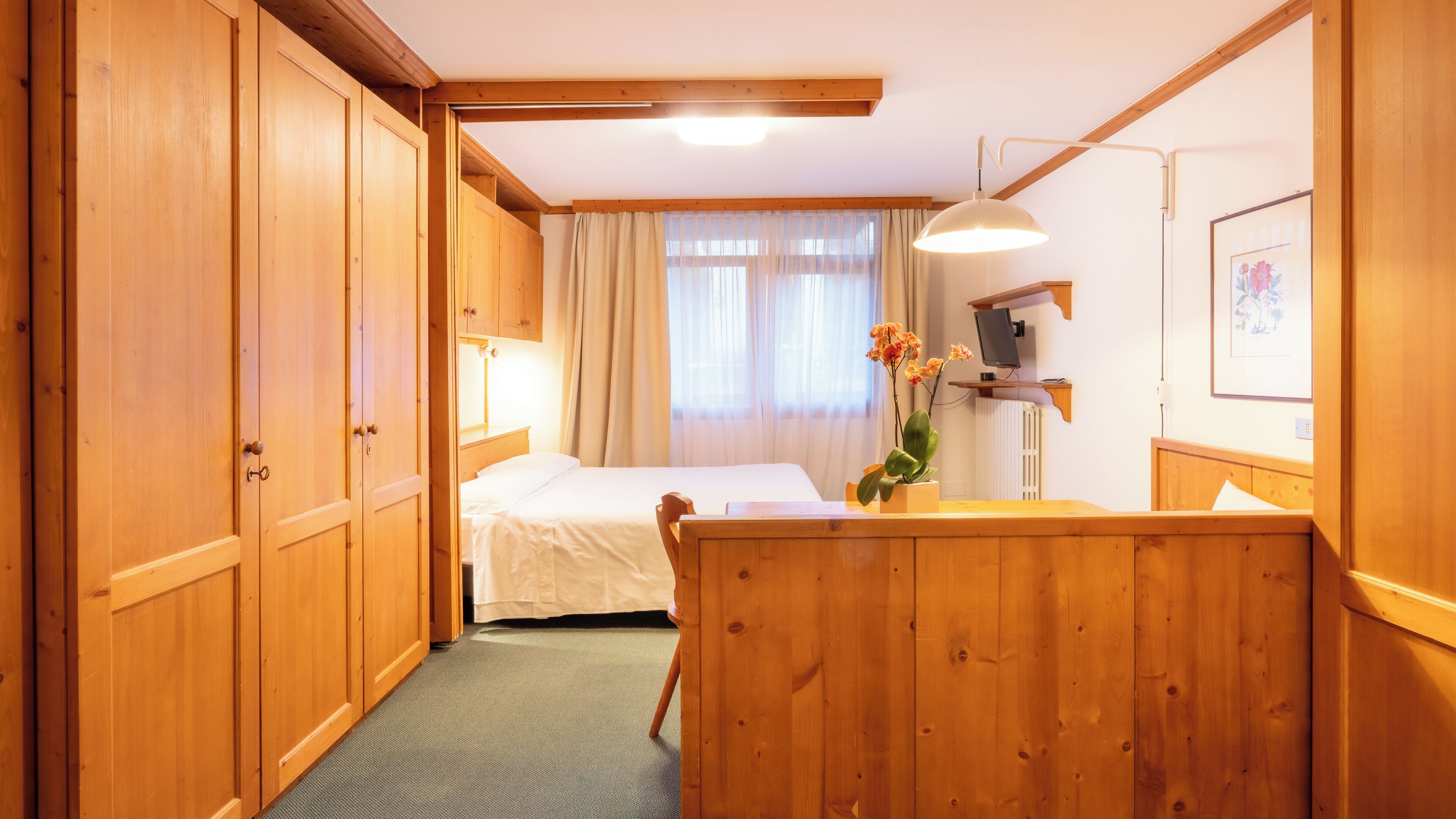 Kamar Quadruple Ekonomi | Minibar, brankas, meja kerja, dan tirai kedap cahaya