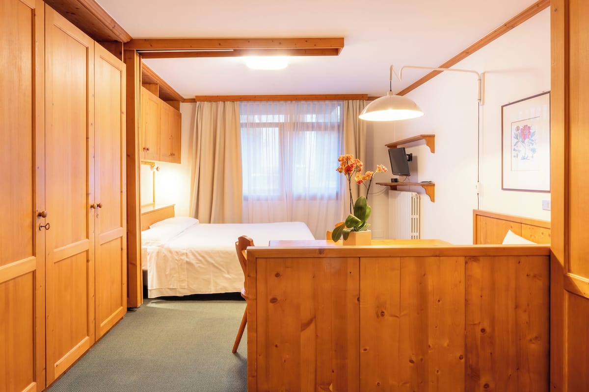 Kamar Quadruple Ekonomi | Minibar, brankas, meja kerja, dan tirai kedap cahaya