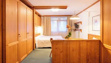 Habitación cuádruple económica | Minibar, caja de seguridad en la habitación y escritorio