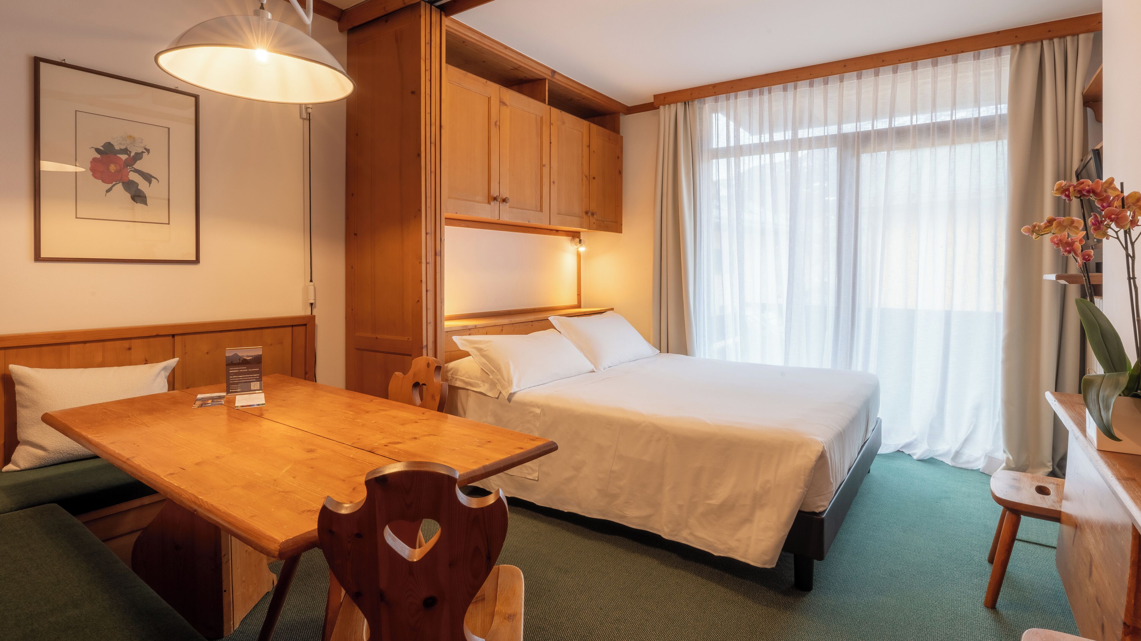 高级四人房, 阳台 | 迷你吧、客房内保险箱、办公桌、遮光窗帘