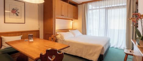 Habitación cuádruple superior, balcón | Minibar, caja fuerte, escritorio y cortinas opacas