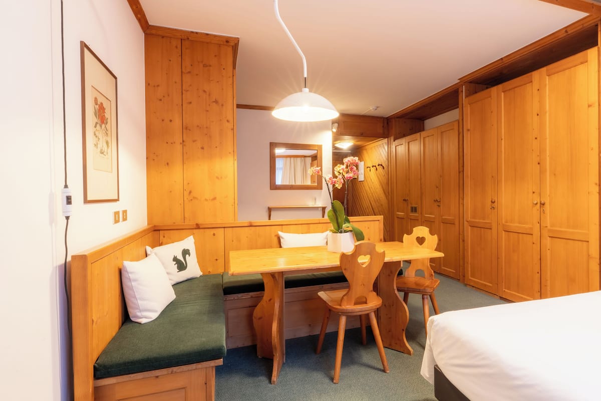 Minibar, brankas, meja kerja, dan tirai kedap cahaya