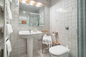 Een douche, een haardroger, pantoffels, handdoeken