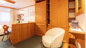 Een minibar, een kluis op de kamer, een bureau, verduisterende gordijnen