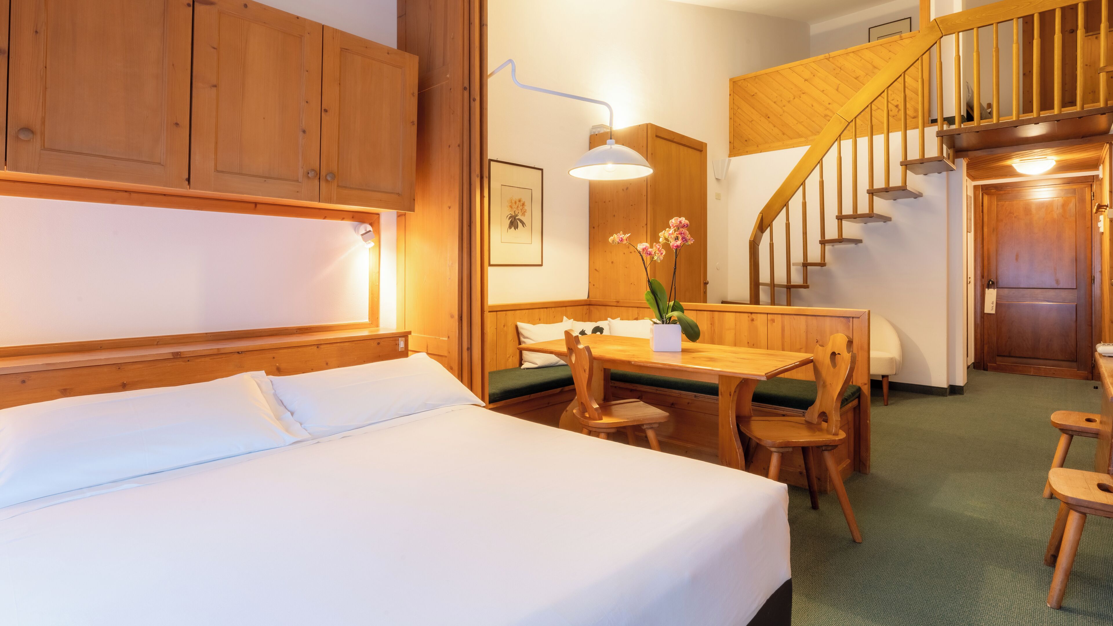 Suite Junior, balkon | Minibar, brankas, meja kerja, dan tirai kedap cahaya