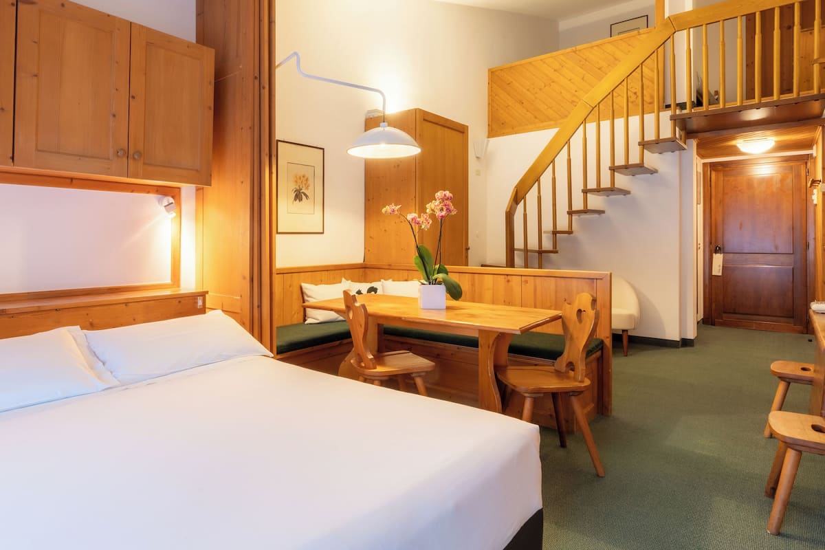 Suite Junior, balkon | Minibar, brankas, meja kerja, dan tirai kedap cahaya