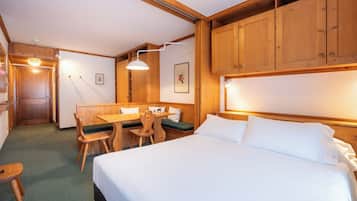 Minibar, Zimmersafe, Schreibtisch, Verdunkelungsvorhänge