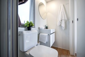Family Mobile Home | Bathroom | Shower, hair dryer, towels, soap