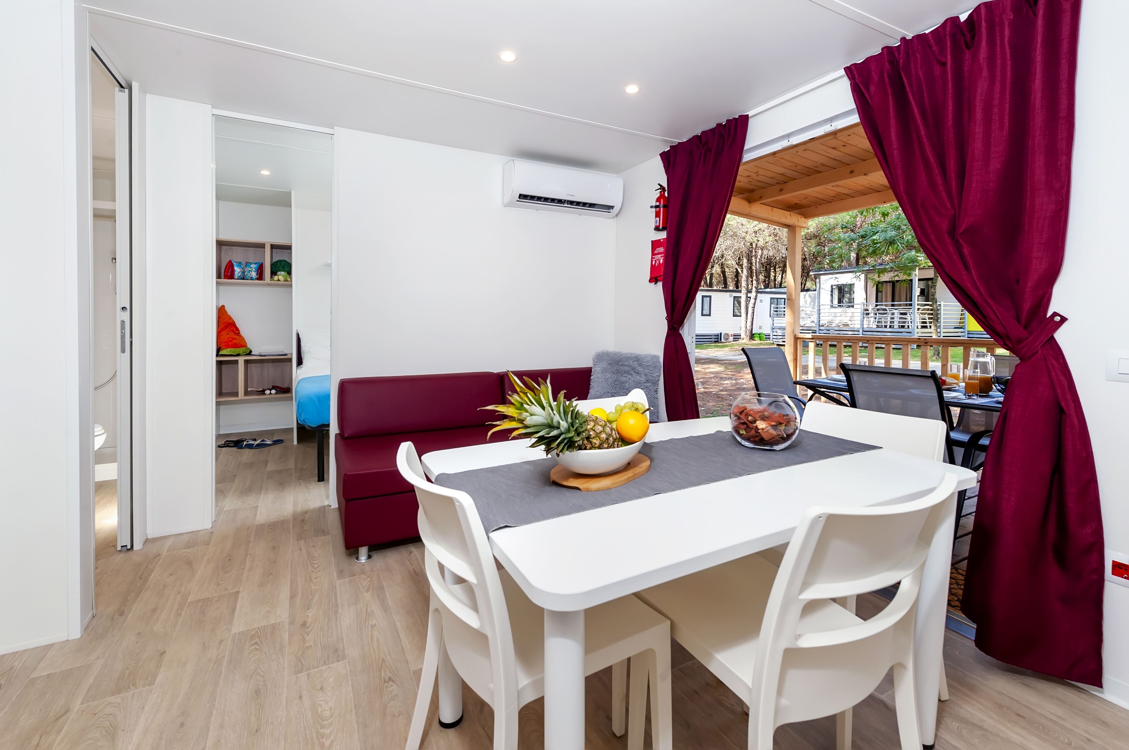 Comfort Mobile Home | Living area | 80-cm flat-screen TV with satellite channels, TV, table tennis