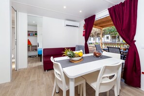 Mobile Home Confort | Coin séjour | Télévision à écran plat de 80 cm avec chaînes par satellite, télévision