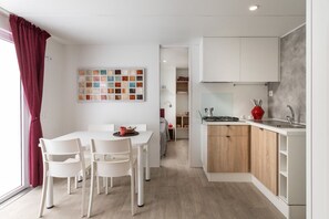 Comfort Mobile Home | Private kitchen | Full-sized fridge, microwave, stovetop, coffee/tea maker - Mobile Homes Adriatic Camping Bi Village (Fazana)