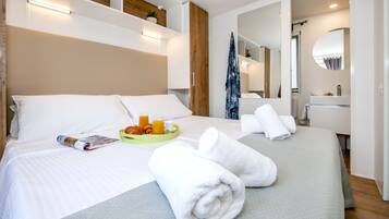 Family Mobile Home | 2 bedrooms, soundproofing, cots/infant beds, free WiFi