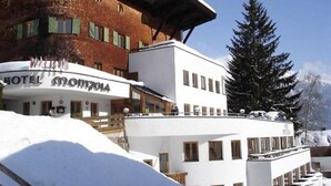 A hotel with a snow-covered roof and a sign that reads "HOTEL MONTRONE." - Montjola (Sankt Anton am Arlberg)