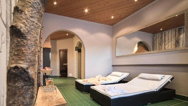 A room with two beds, a wooden ceiling, and a green floor. - Montjola (Sankt Anton am Arlberg)
