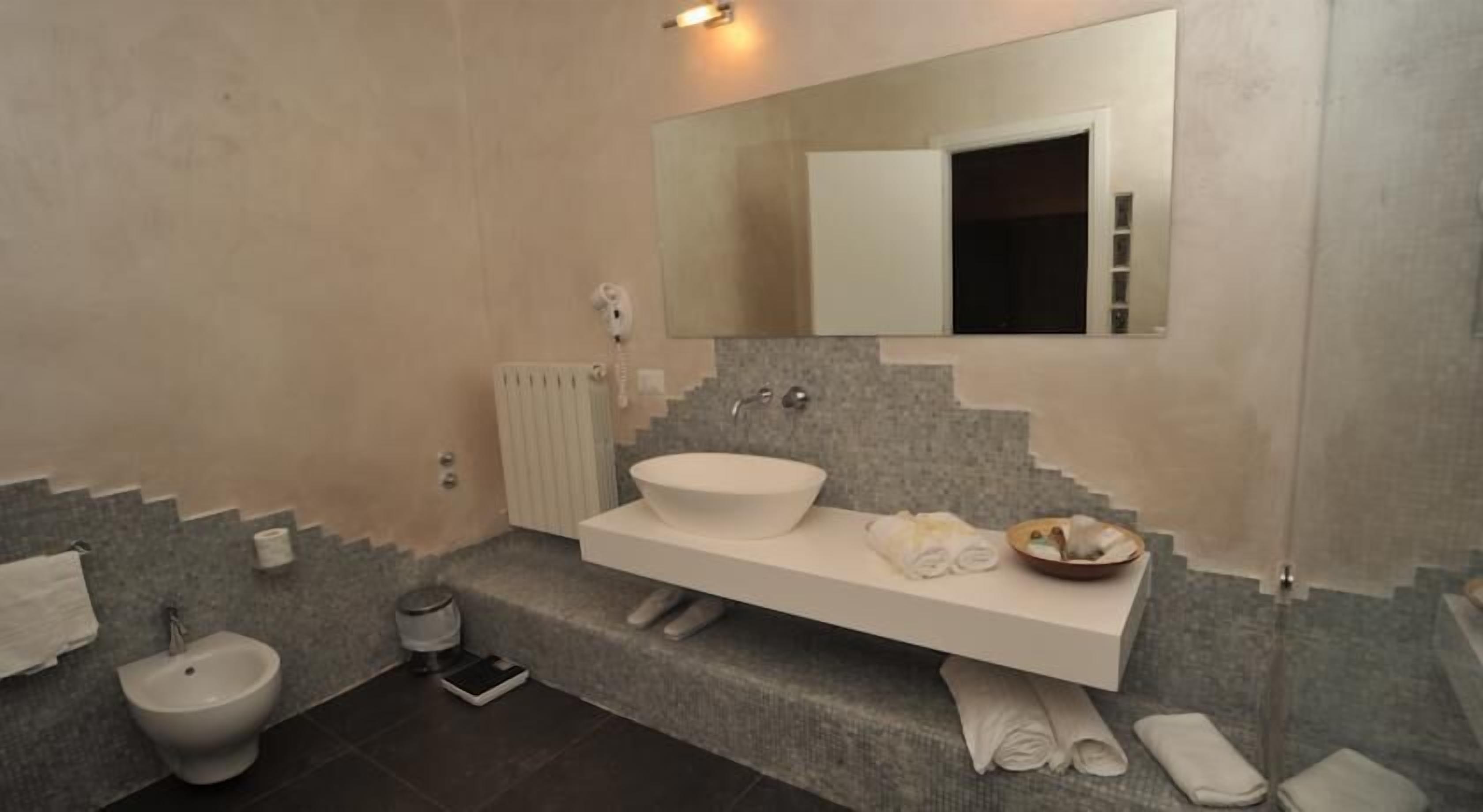 Suite | Baño | Ducha, artículos de higiene personal gratuitos, secador de pelo y bidé