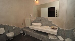 Suite | Bathroom | Shower, free toiletries, hair dryer, bidet - Hotel Astoria (Fermo)
