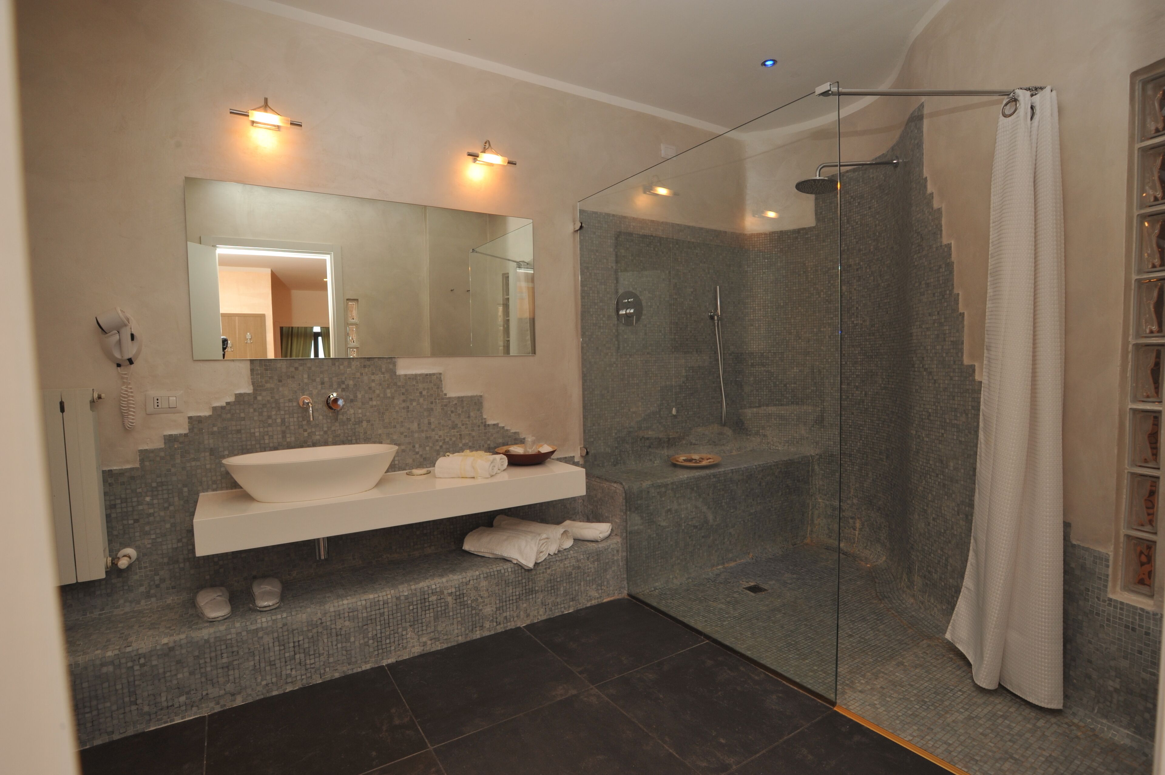Suite Superior | Bagno | Doccia, set di cortesia gratuito, asciugacapelli, bidet