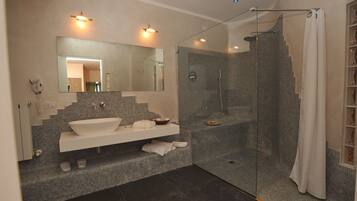 Suite Superior | Bagno | Doccia, set di cortesia gratuito, asciugacapelli, bidet