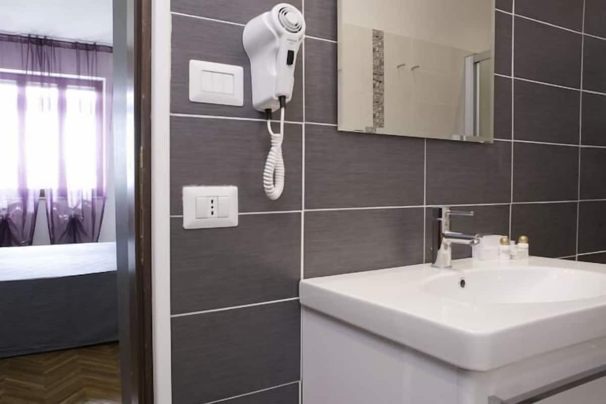 Seprai premium, minibar, brankas, dan meja kerja