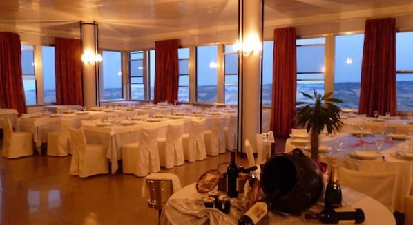 S'hi serveixen dinars, sopars i plats de cuina local
