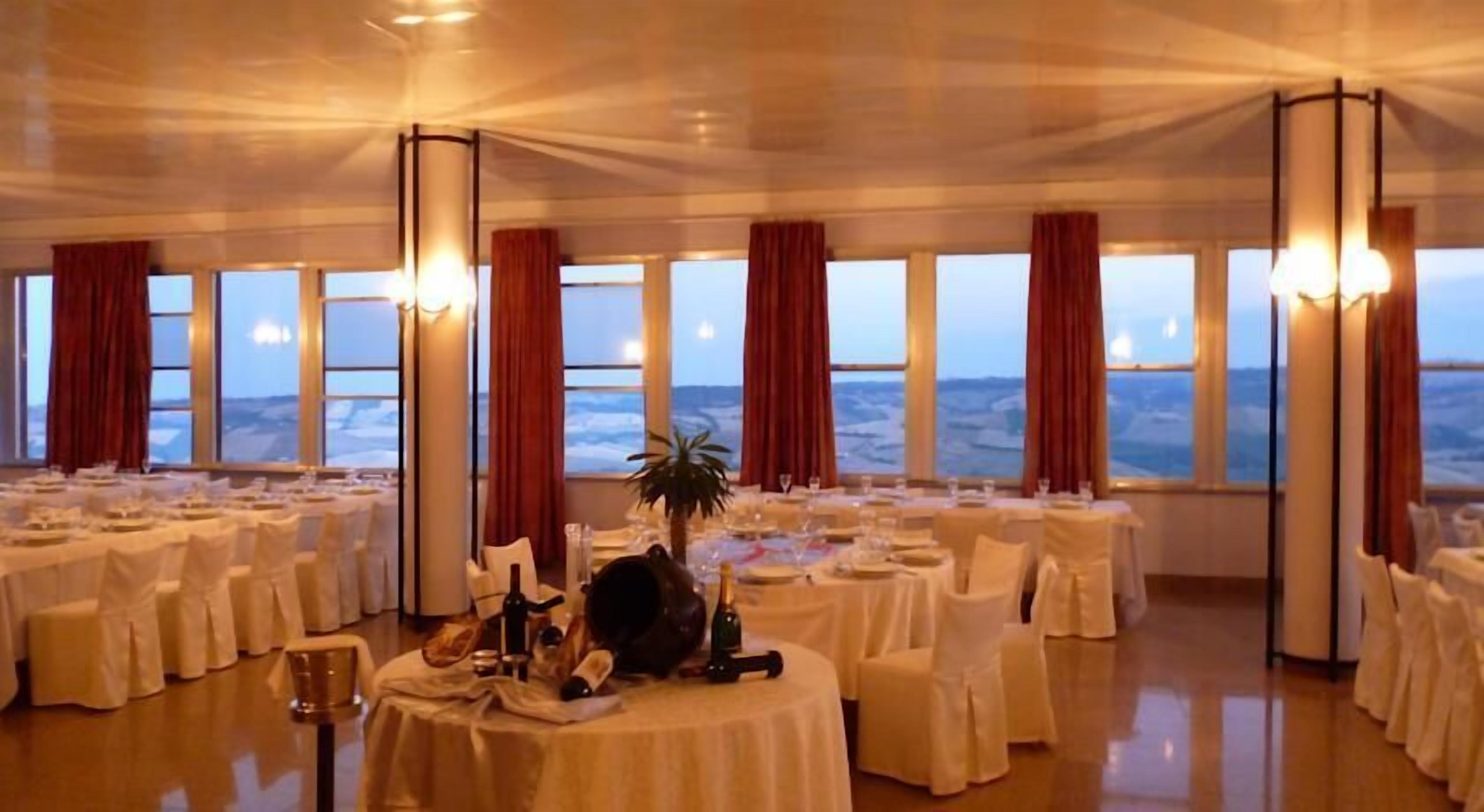 Déjeuner et dîner servis sur place, spécialités Cuisine locale