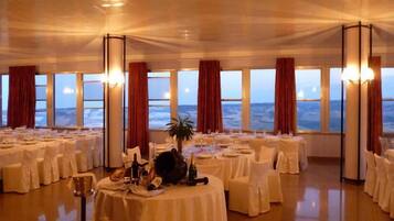 Se sirven comidas, cenas y cocina local