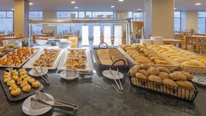 Un buffet proposant une variété de plats et d’ustensiles.