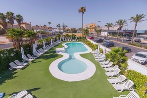 Piscina all'aperto, ombrelloni da piscina, lettini