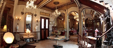 Lobby lounge