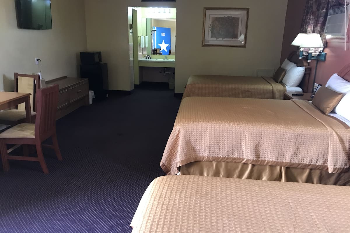 Standard Room (3 Beds) | Premium bedding, iron/ironing board, cots/infant beds, free WiFi
