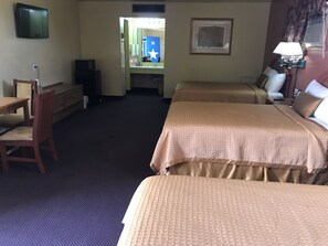 Standard Room (3 Beds) | Premium bedding, iron/ironing board, cots/infant beds, free WiFi - Shamrock Country Inn (Shamrock)