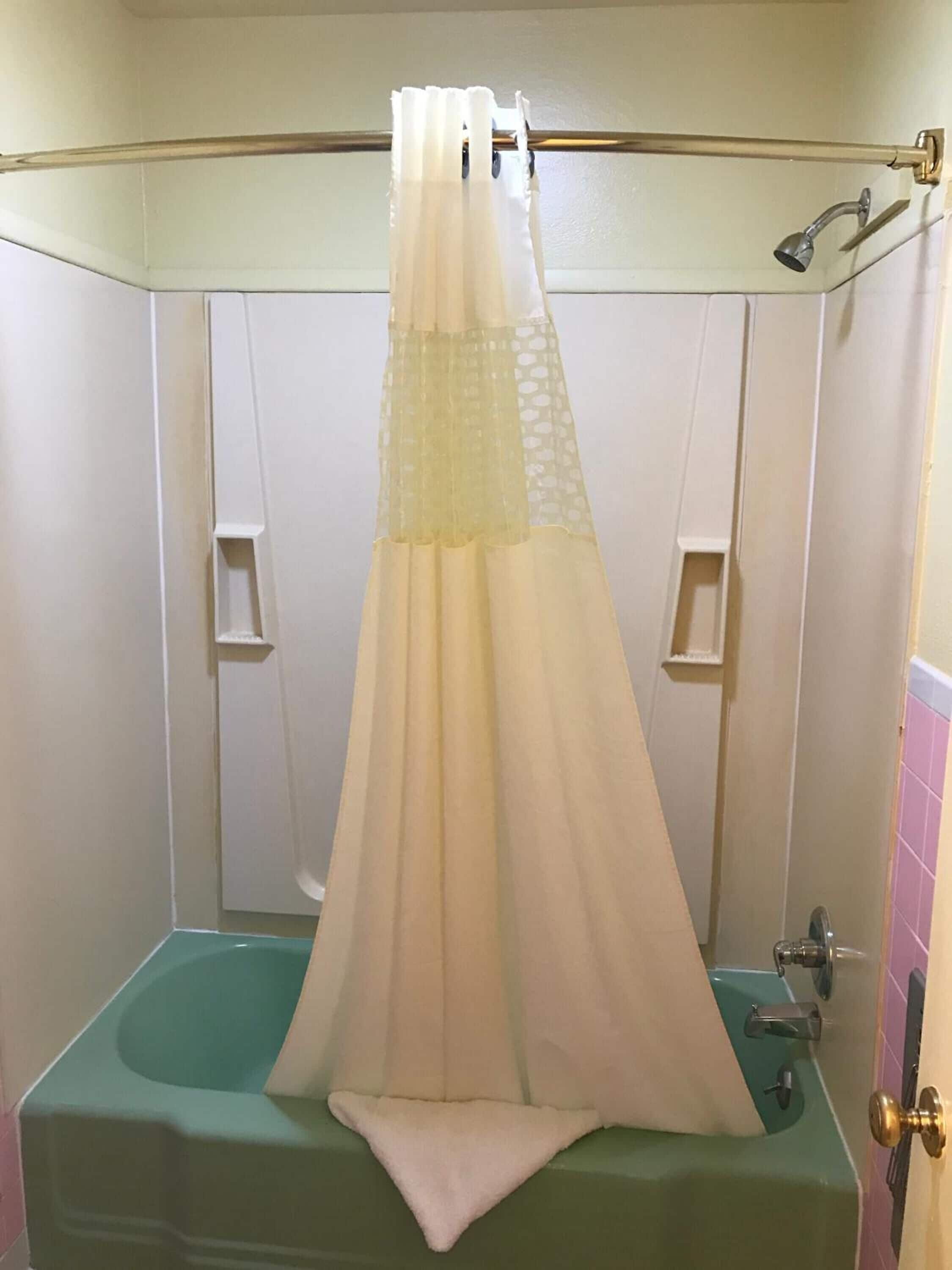 Combined shower/tub, rainfall showerhead, free toiletries, hair dryer