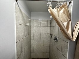 Ducha, secador de pelo, toallas