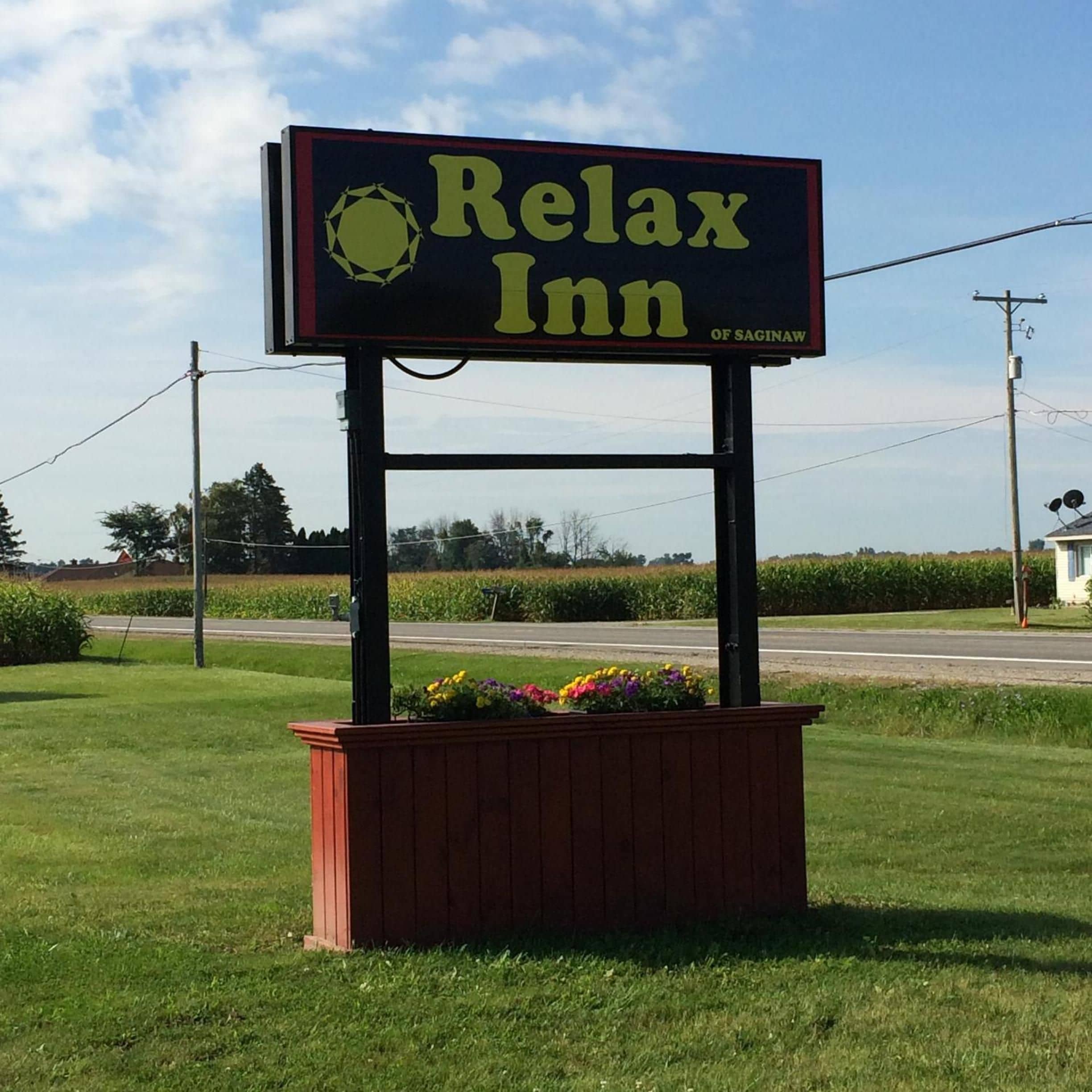 Un anuncio de 'Relax Inn' con un cielo despejado al fondo.
