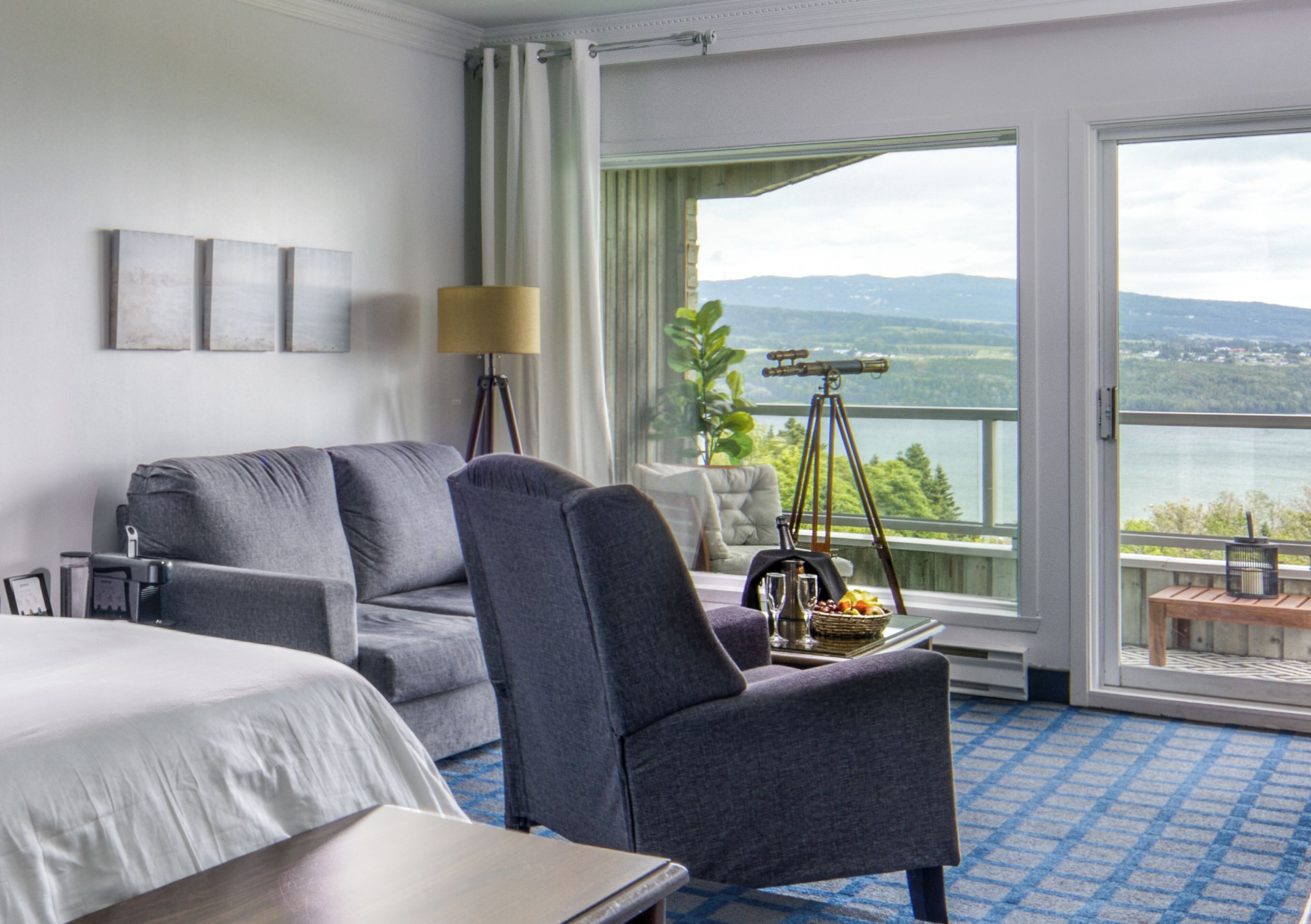 Habitación junior, vista al río | Ropa de cama de alta calidad y espacio para trabajar con laptop 