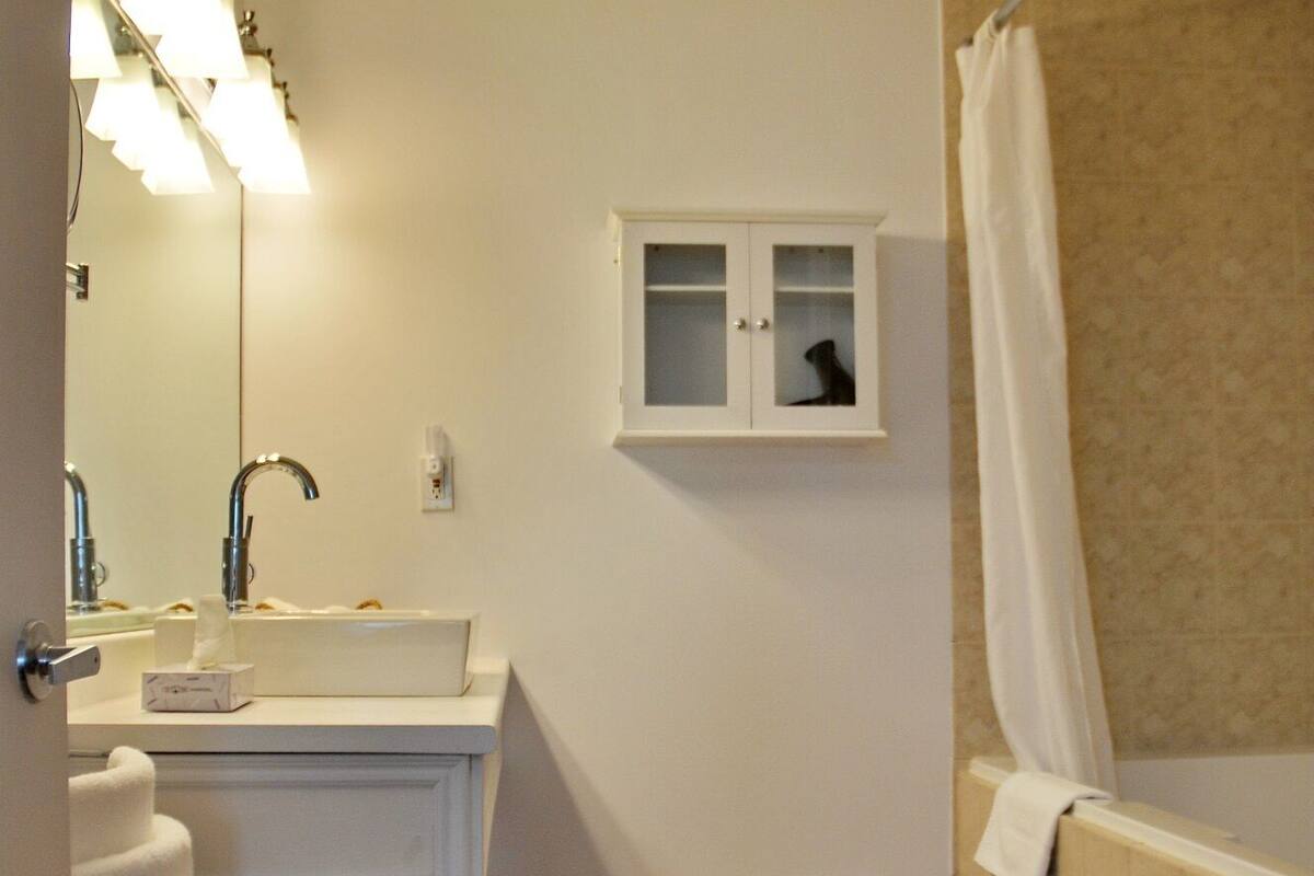 deluxe room | bathroom | free toiletries, hair dryer, dressing gowns, towels