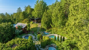Un complexe hôtelier doté d’un jacuzzi, d’une piscine et d’un belvédère entouré d’une forêt dense.