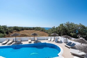 Utomhuspool, öppet 10.00 till 20.00, parasoller och solstolar