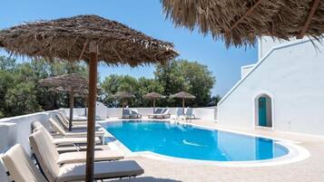 Utendørsbasseng, bassengparasoller og solsenger