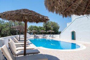 Piscine extérieure, parasols de plage, chaises longues