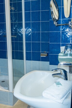 Bathroom sink - Antares Hostel (Nice)