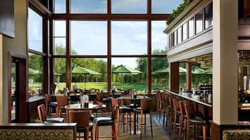 2 restaurants servant le déjeuner et le dîner